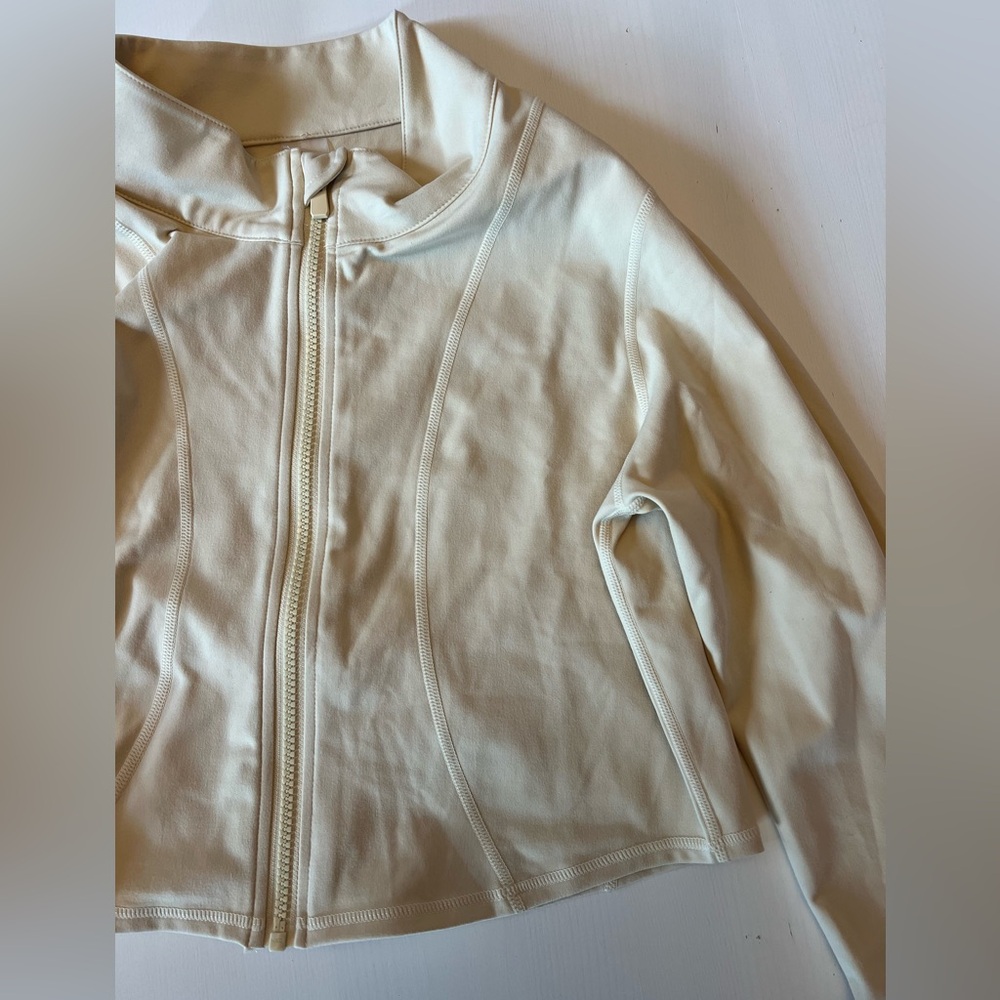 3/$15 🌺 NWOT mono b cropped zip up